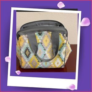A insulated lunch bag! It’s a beautiful design!